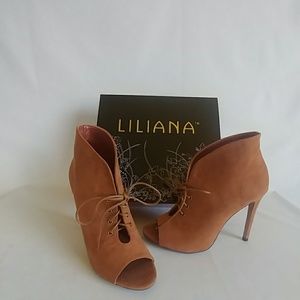 SALE!🎈Tan lace up ankle high heel booties